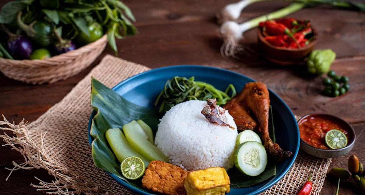 Menikmati Nasi Tempong: Pedasnya Sambal Segar Banyuwangi