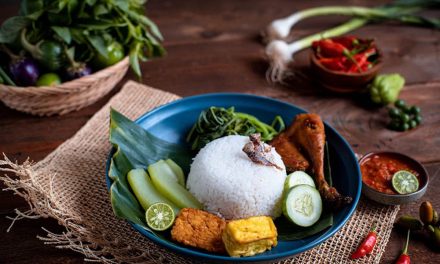 Menikmati Nasi Tempong: Pedasnya Sambal Segar Banyuwangi