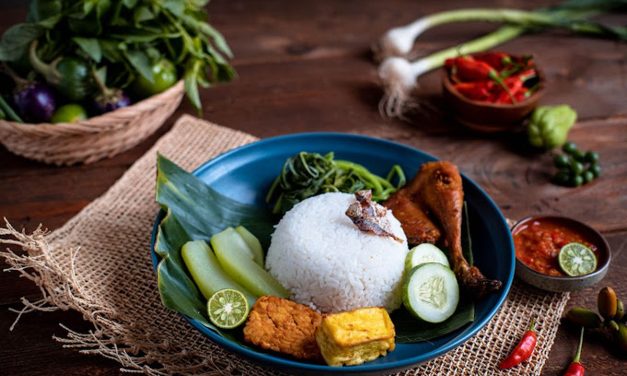 Nasi Tempong Banyuwangi: Sambal Mentah “Menampar” Lidah