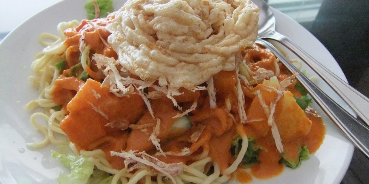 Rujak Juhi Jakarta: Perpaduan Mi Kuning, Sayuran, Dan Cumi Asin