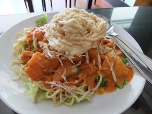 Rujak Juhi Jakarta: Perpaduan Mi Kuning, Sayuran, Dan Cumi Asin