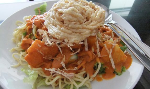 Rujak Juhi Jakarta: Perpaduan Mi Kuning, Sayuran, Dan Cumi Asin