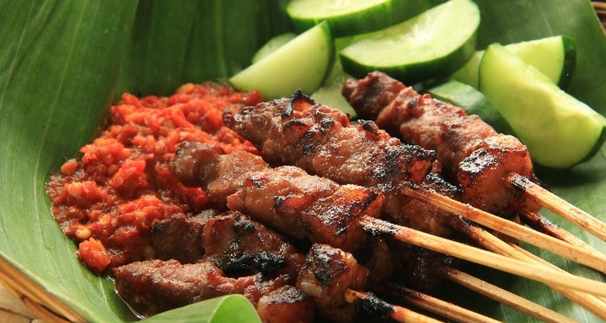 Menikmati Sate Plecing Lombok Dengan Siraman Sambal Terasi
