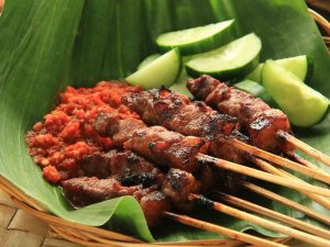 Menikmati Sate Plecing Lombok Dengan Siraman Sambal Terasi