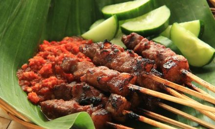Menikmati Sate Plecing Lombok Dengan Siraman Sambal Terasi