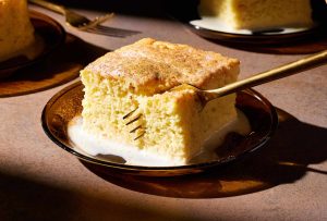 Pastel De Tres Leches Meksiko: Kue Spons Lumer Yang Direndam