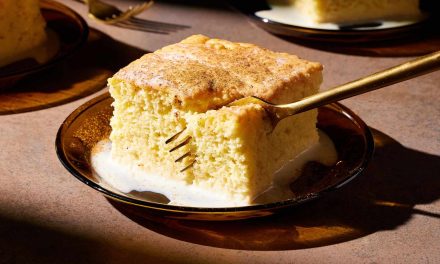 Pastel De Tres Leches Meksiko: Kue Spons Lumer Yang Direndam