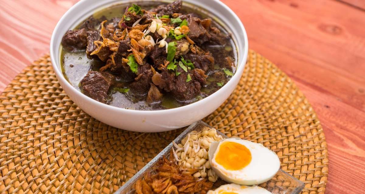 Review Ramen Kuah Rawon: Tren Fusion Food Curi Perhatian