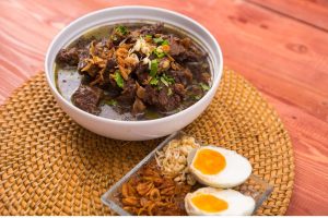 Review Ramen Kuah Rawon: Tren Fusion Food Curi Perhatian