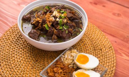 Review Ramen Kuah Rawon: Tren Fusion Food Curi Perhatian