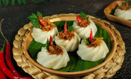 Kue Gandus Palembang Berbahan Tepung Beras Dan Aromatik Ebi