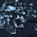 Cara Mudah Mengumpulkan Pecahan Kaca Halus Tak Terlihat