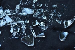 Cara Mudah Mengumpulkan Pecahan Kaca Halus Tak Terlihat