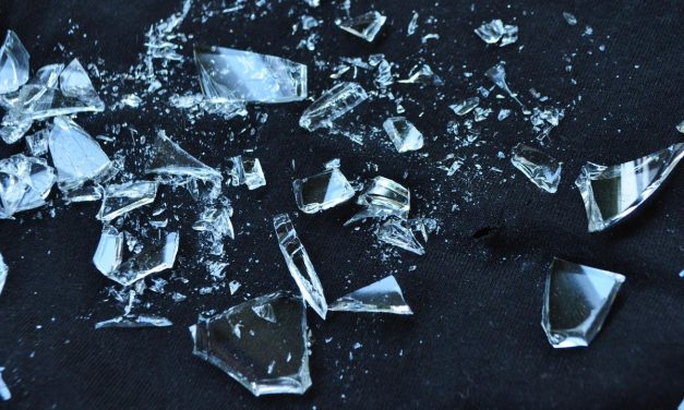 Cara Mudah Mengumpulkan Pecahan Kaca Halus Tak Terlihat