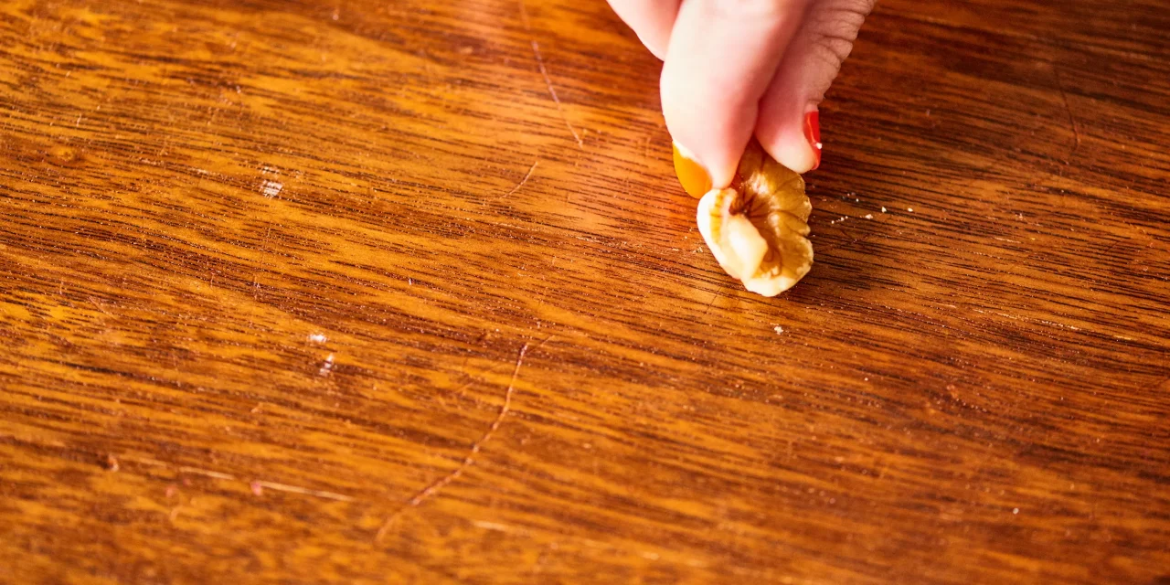 Hack Menghilangkan Goresan Pada Meja Kayu Pakai Walnut
