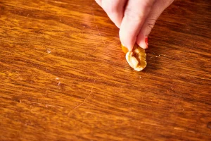Hack Menghilangkan Goresan Pada Meja Kayu Pakai Walnut