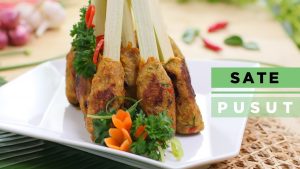 Menikmati Sate Pusut Daging Sapi Lilit Dengan Plecing Kangkung